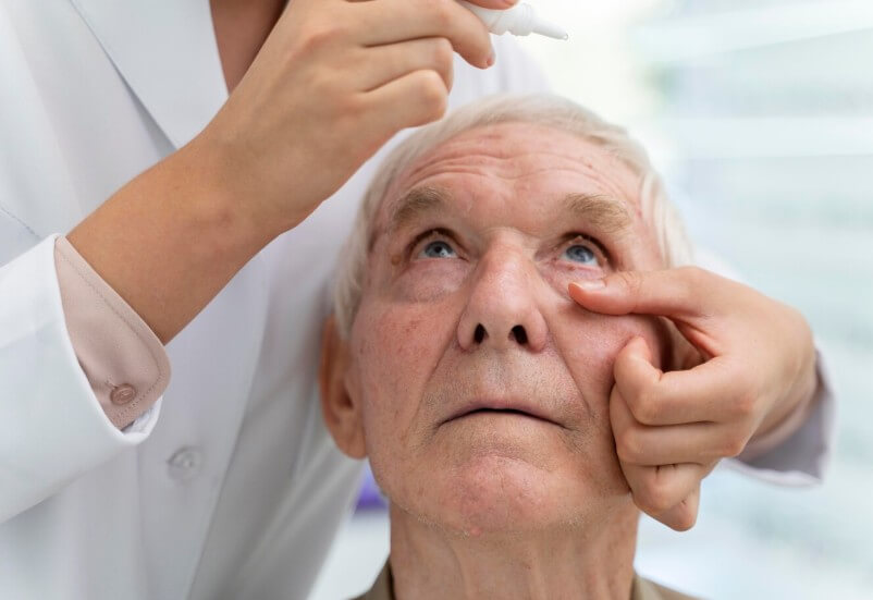 눈에 안약을 넣고 있는 할아버지