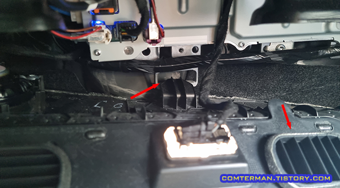 테슬라 모델3 하이랜드 글로브박스 하단 커버 장착