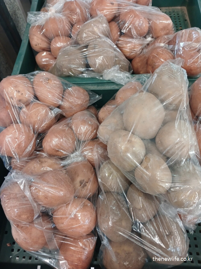 감자는 칼륨 함량이 높아 소금을 많이 먹으면 체내 나트륨 배출을 돕고 부종 및 고혈압 예방에 효과적인 채소입니다.