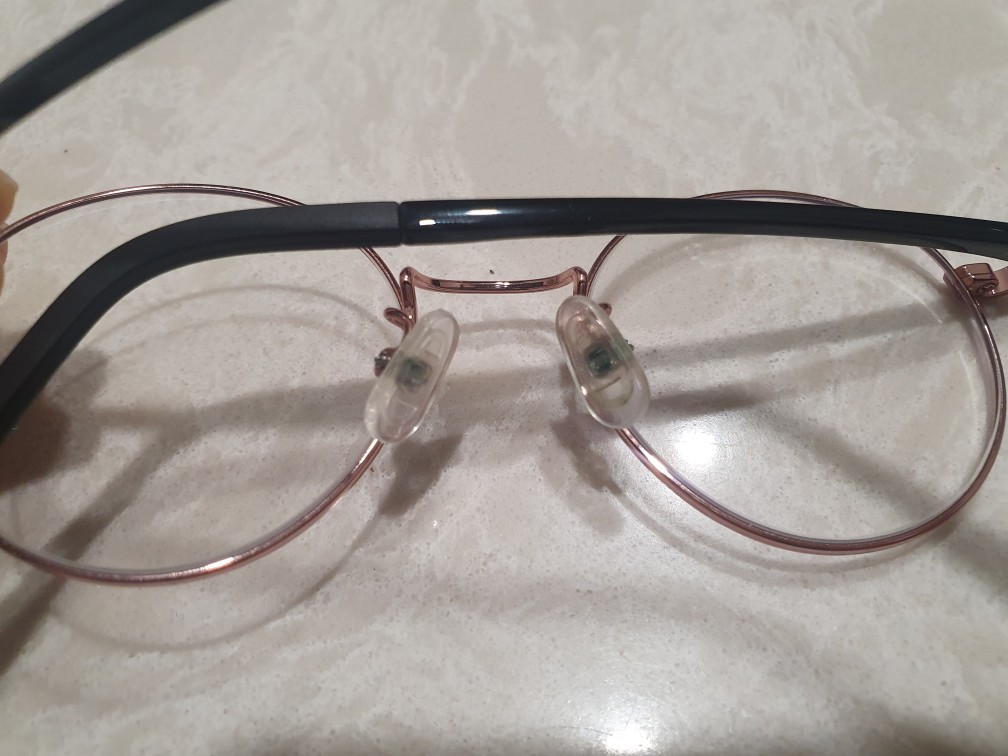 안경코받침변색