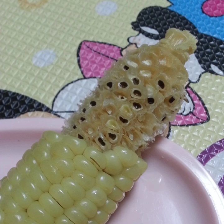 옥수수심에 까만 부분이 있어요