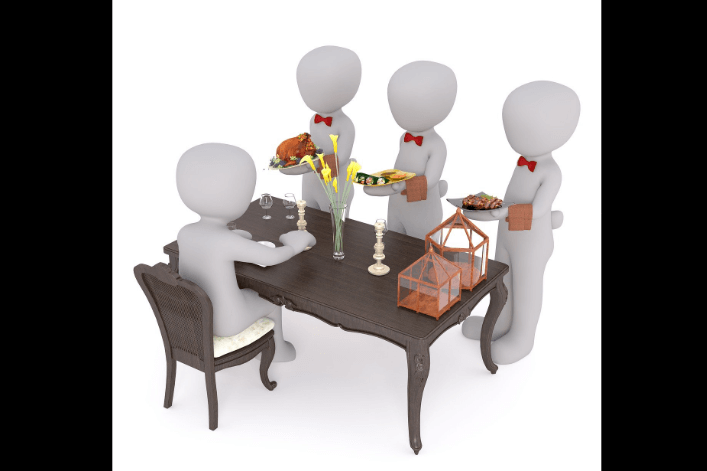 손님에게 요리를 대접하는 장면