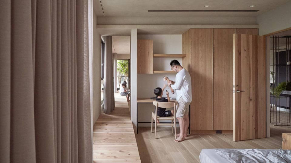 방안에-아들과-아빠가-웃으며-대화중