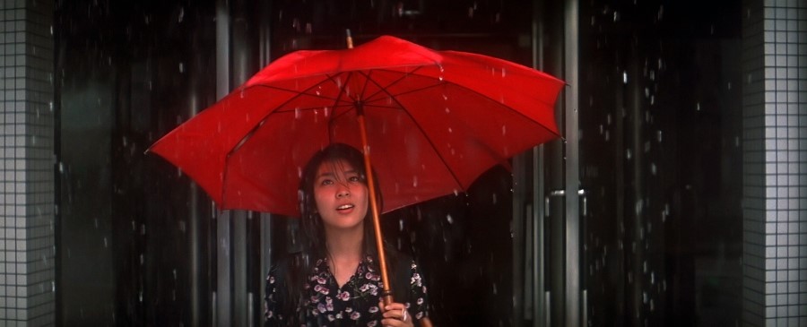 선배가 빌려준 빨갛고 고장난 우산을 쓰고 비오는 풍경을 바라보는 우즈키