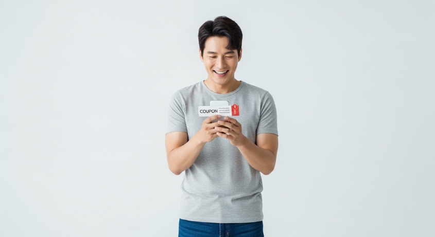 쿠폰 알림 받고 미소 짓는 남성