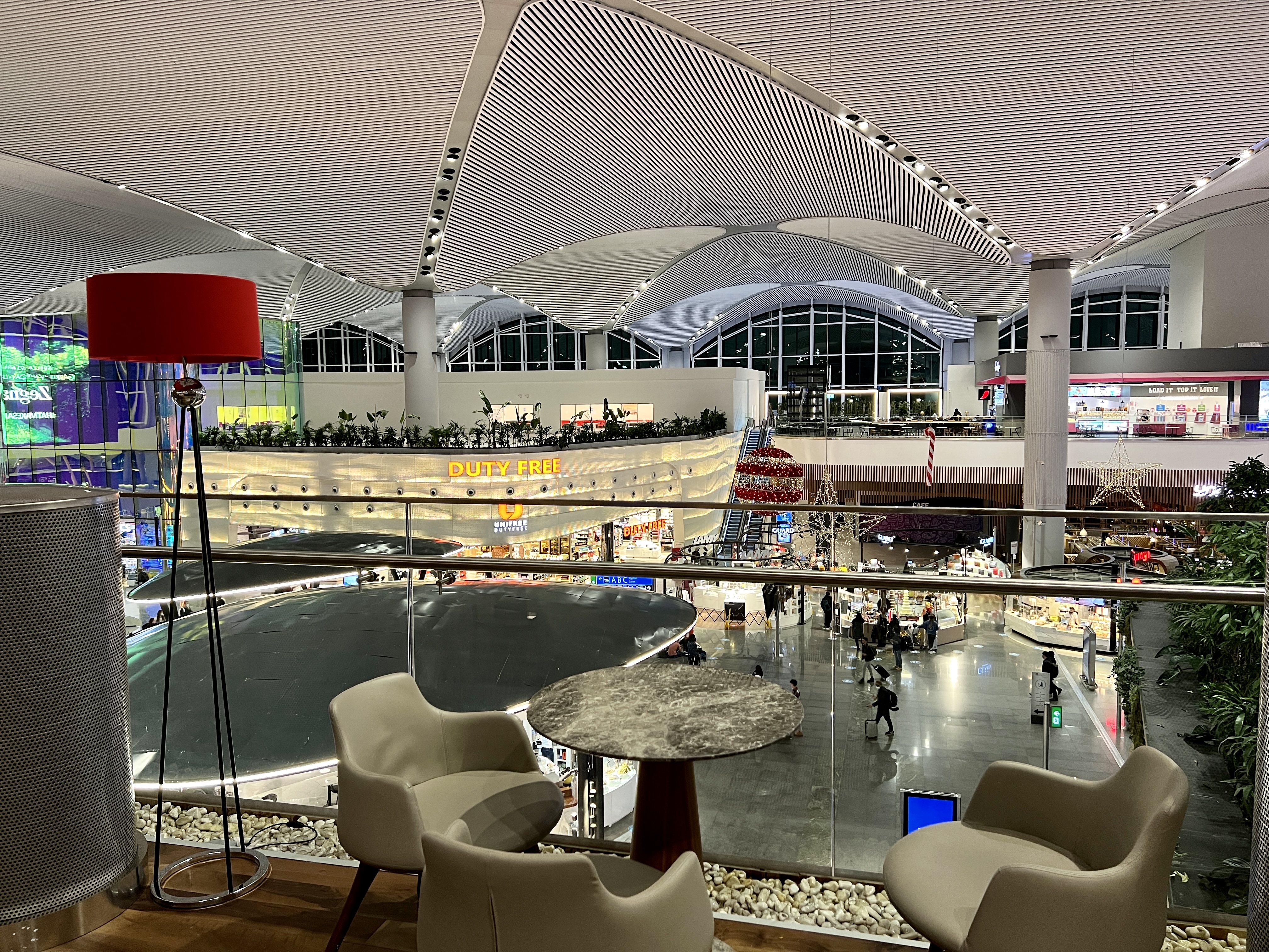 이스탄불 공항 라운지 에서 내려다보는 면세점