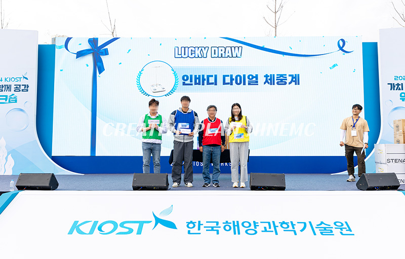 기업 워크샵 럭키드로우 참여 장면