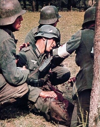 전쟁터에서-총-맞은-전우-옆에서-보호하고-치료해주는-전우들