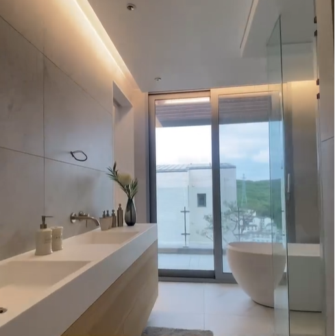 화장실&amp;#44; 샤워장 그리고 욕조가 같이 있는 공간