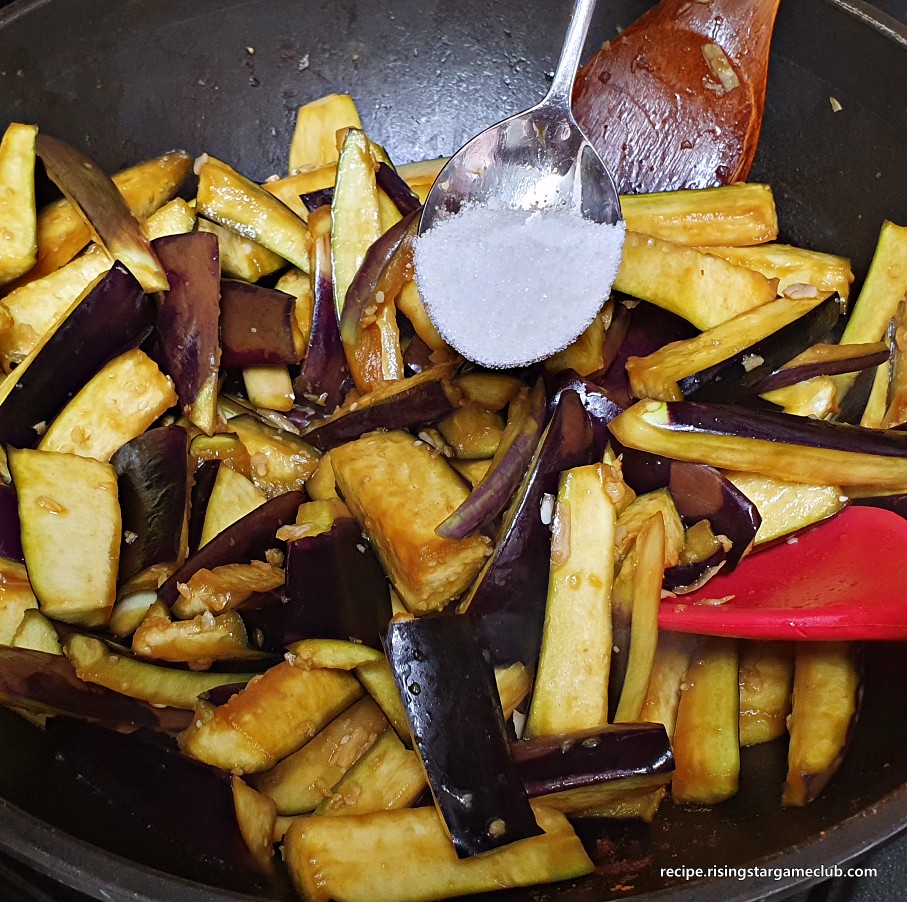 볶아진 가지에 설탕을 넣어주는 사진