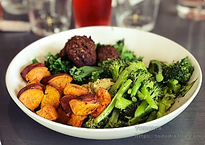 고구마를 곁들인 닭구이