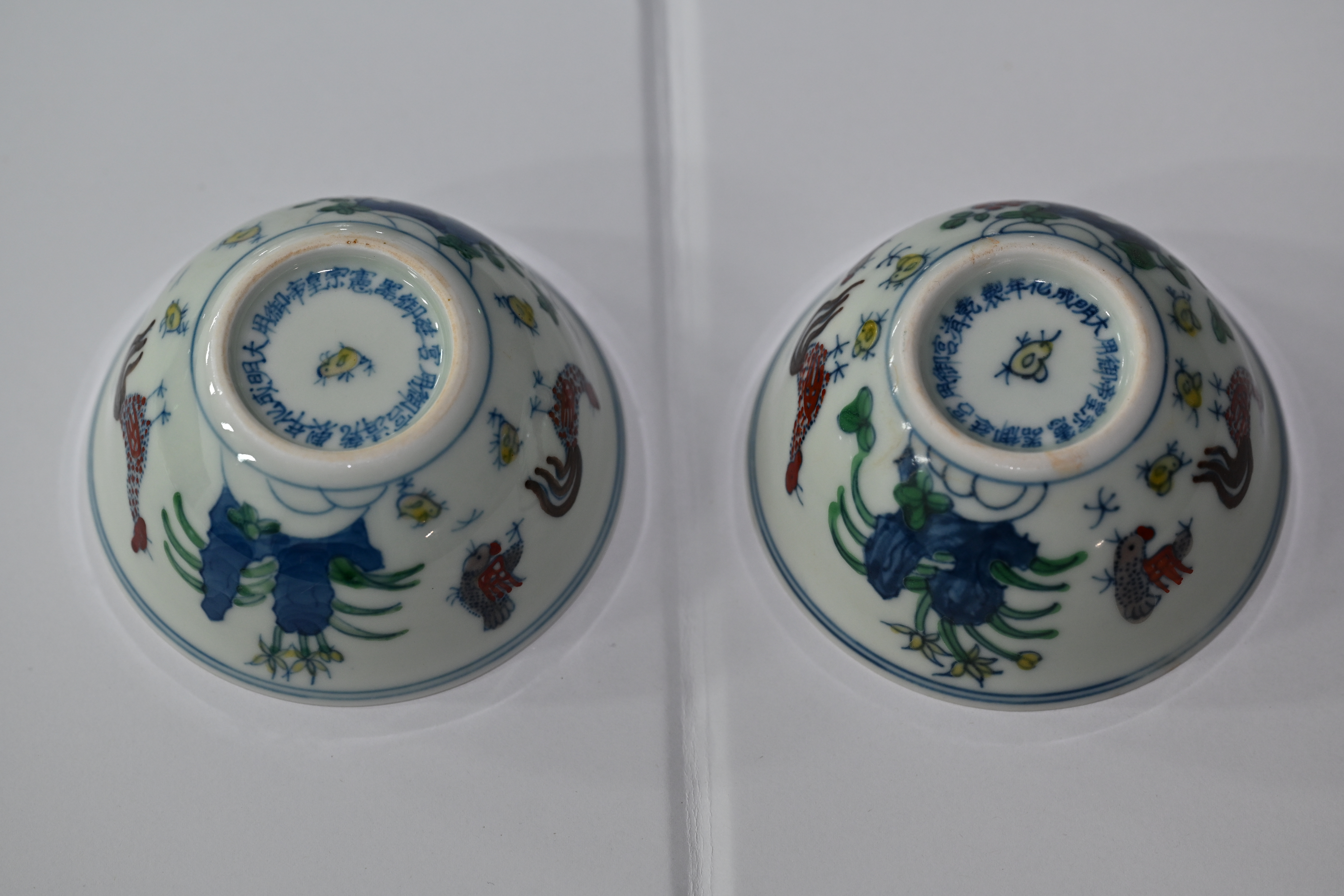 * **名称 Description:** 明代成化年斗彩鸡缸杯 (명대 성화년 투채 계항배)
* **年代 Period:** 明 代 (명대)
* **质地 Quality:** 陶 瓷 (도자)
* **尺寸 Size:** 高: 4cm 口径: 8.5cm
* **质量 Weight:** 一对 (한 쌍