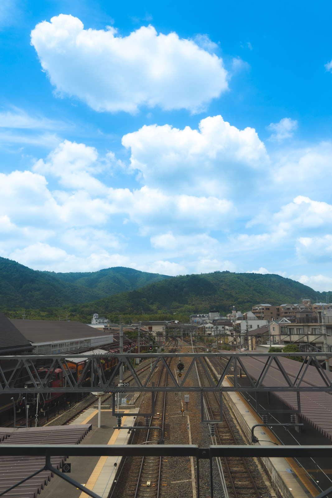 사가아라시야마 역의 모습과 구름