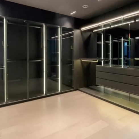 드레스룸이 공간이 넓고 수납공간이 많아 많은 옷을 분리하여 수납할수 있다