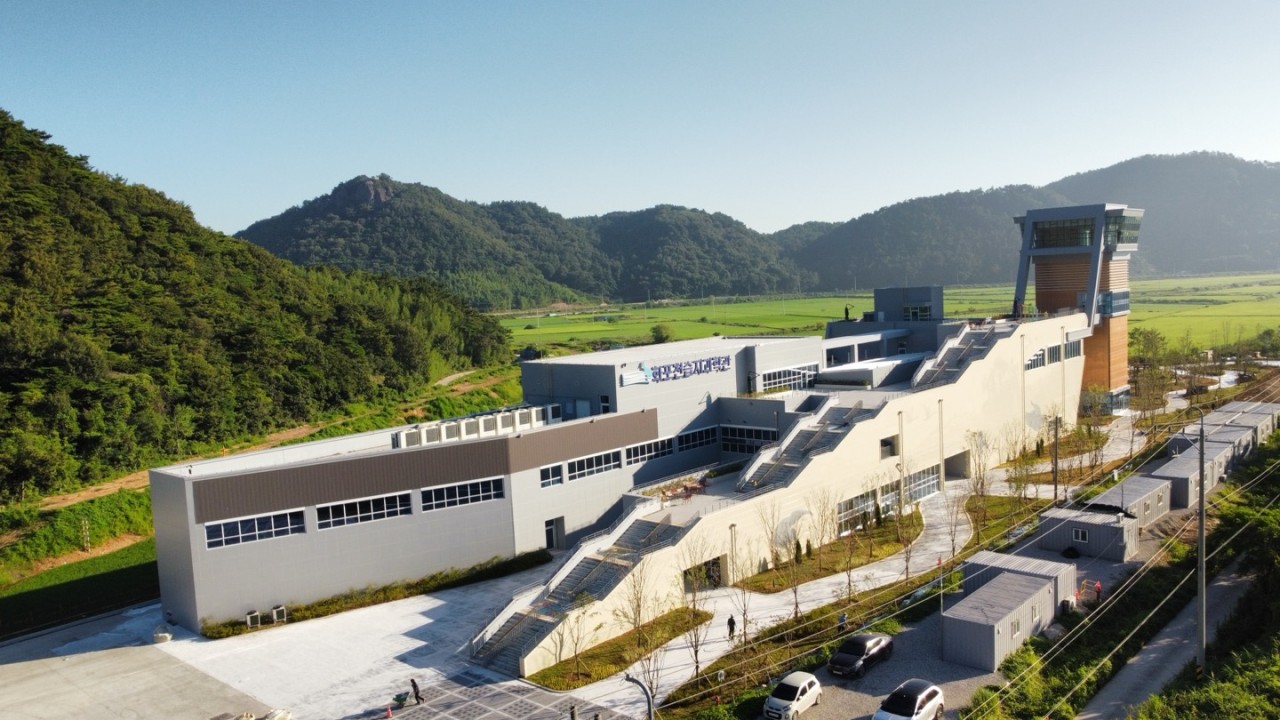 푸른 하늘 아래 자리 잡은 김해 화포천습지과학관의 평화로운 전경