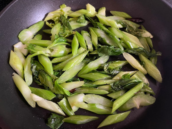 샐러리 볶음 - 소금, 액젓으로 간 하기