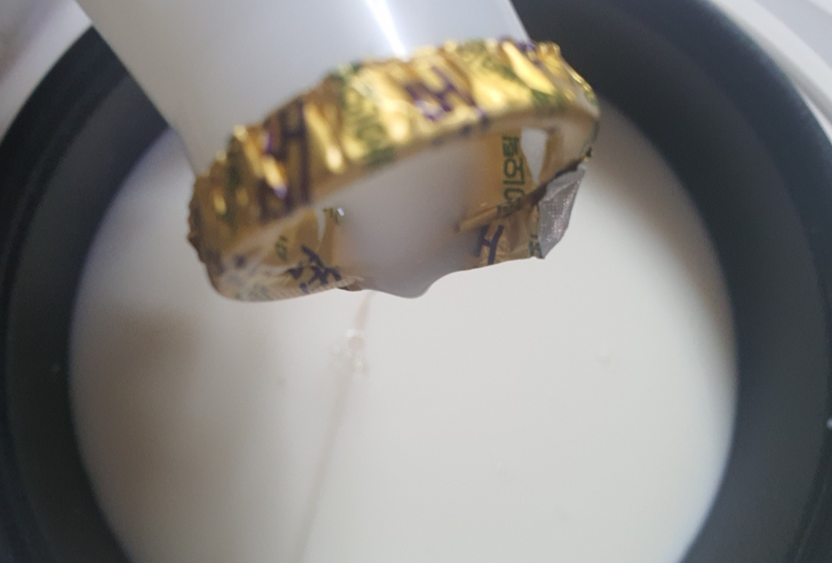 요거트를 만들기 위해 밥솥에 우유와 프로바이오틱스를 넣는 사진