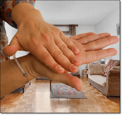 손에 바셀린 바르는 주부