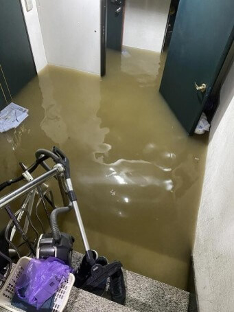 홍수가-나서-아파트-계단까지-흙탕물이-잠겨있고-종이가-둥둥-떠다니는-모습