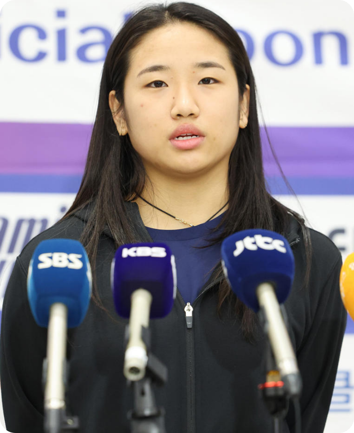 안세영이 지난달 프랑스 오픈에서 우승해 시즌 9승에 성공한 이후, 인천국제공항을 통해 귀국해 인터뷰에 임하고 있다. [사진=뉴시스]