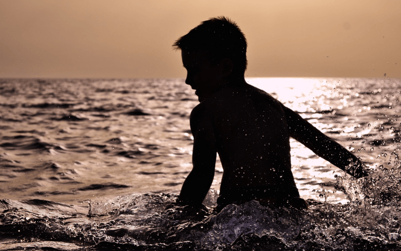 물놀이 하는 아이 사진