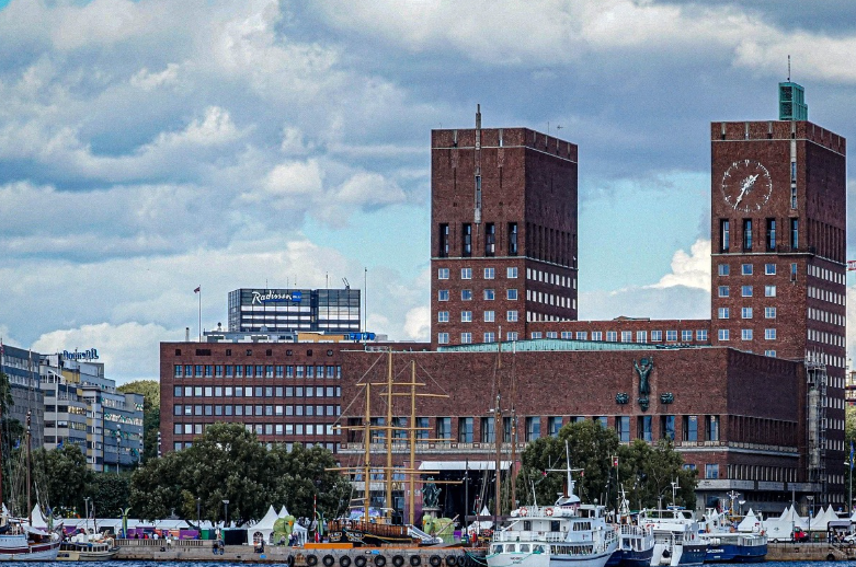 북유럽 오슬로의 현대 도시, 갈색 건축물(앞에 배들이 정박해 있다)