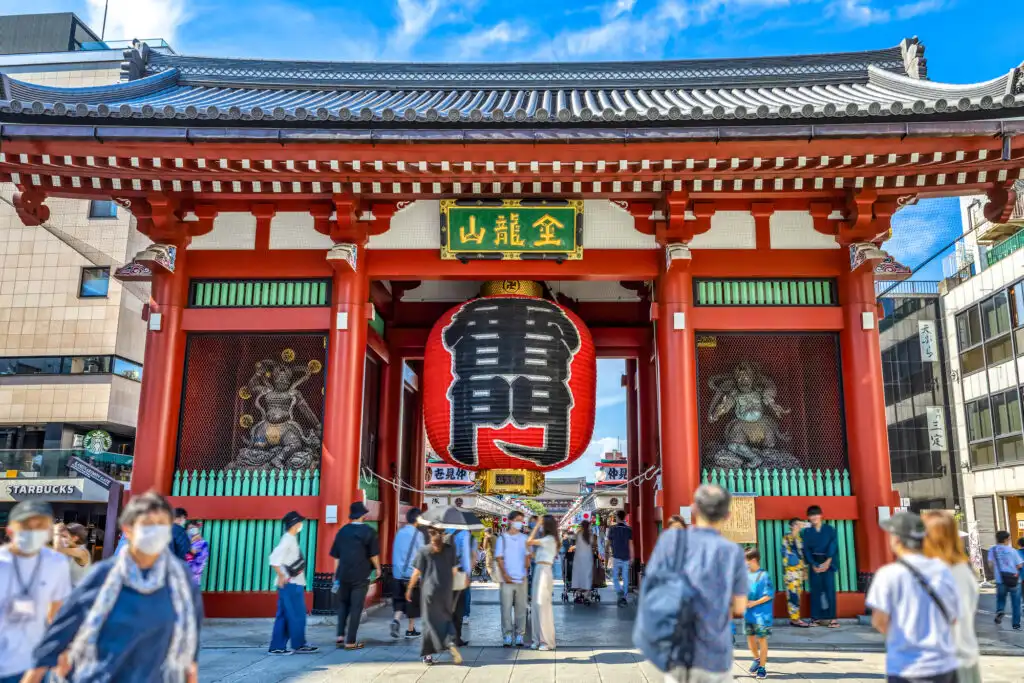 아사쿠사역에서 아사쿠사 사원까지는 도보 약 2분