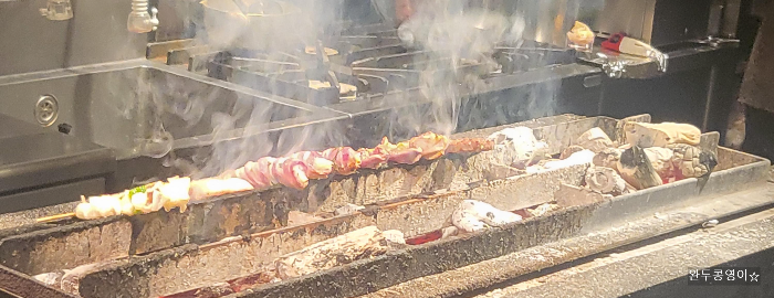 야키도리무사시 불판에서 꼬치 굽는 모습