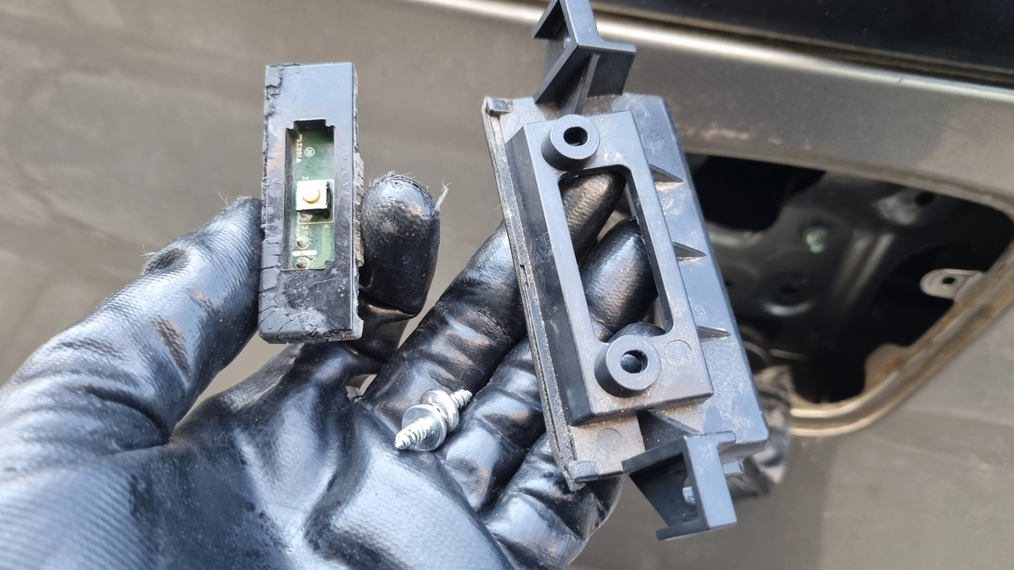 트렁크 손잡이 버튼 뗀 모습