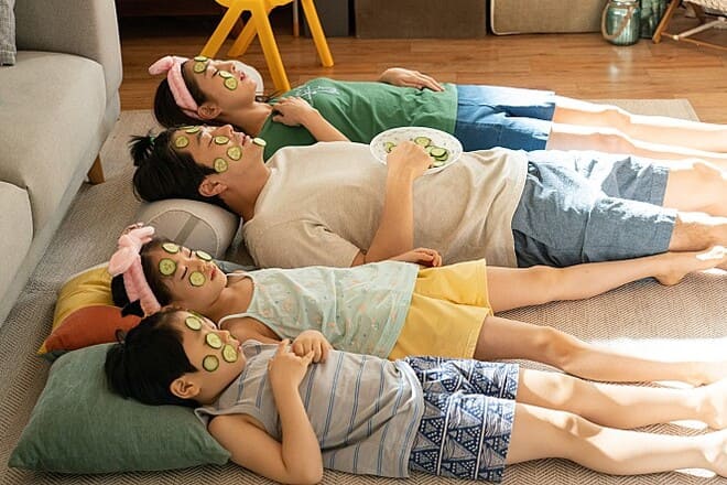 주인공 가족 4명이 나란히 누워 오이팩을 하는 장면