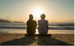 모래사장에 앉은 남, 여 뒷모습 사진