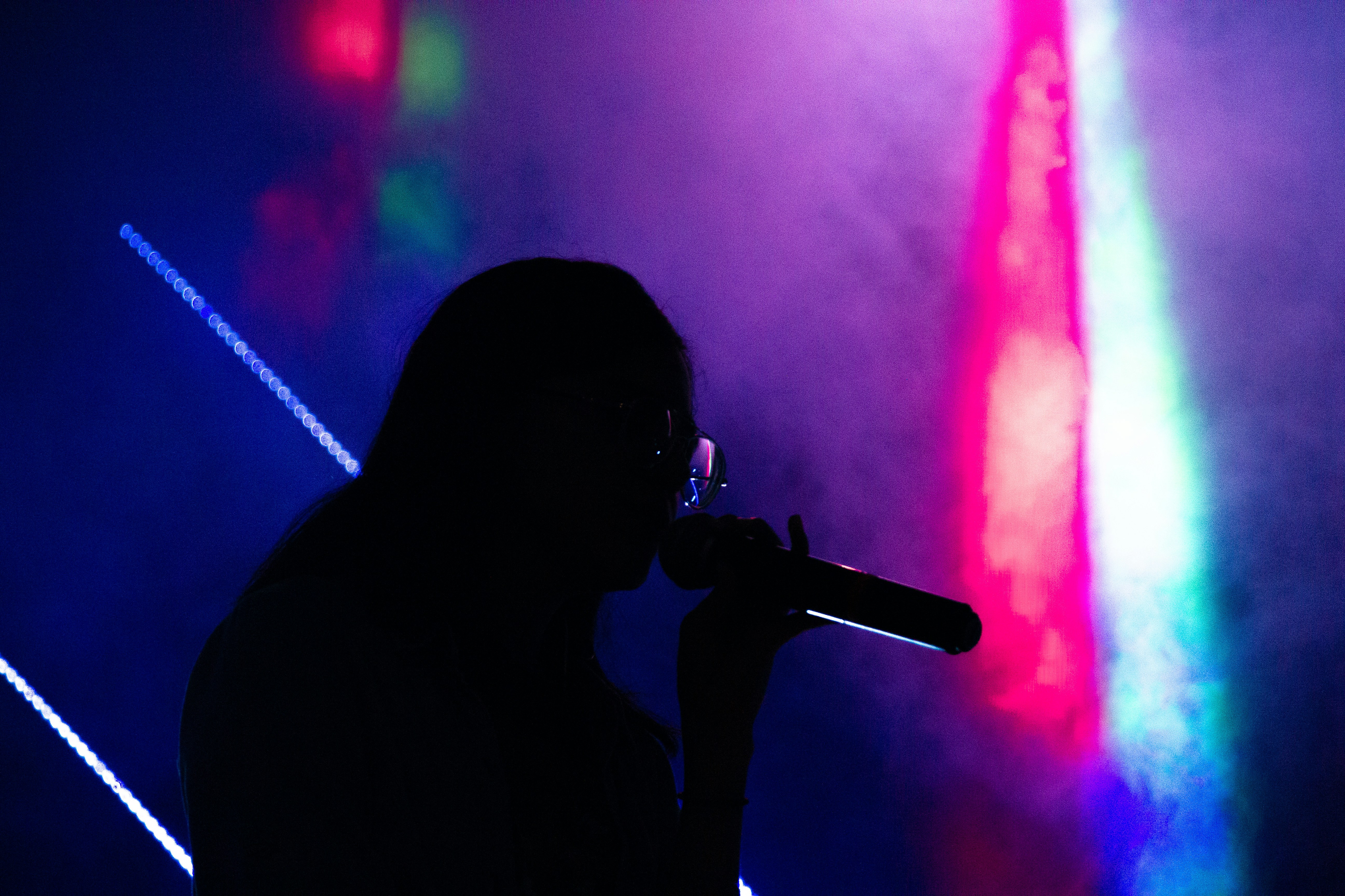 조명 아래 노래하는 가수 무대 장면 관련 사진