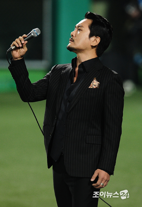 JK김동욱이 '2013 프로야구' 두산 베어스 대 삼성 라이온즈의 한국시리즈 6차전 경기에서 애국가 제창을 하고 있다. [사진=조이뉴스24 포토DB]
