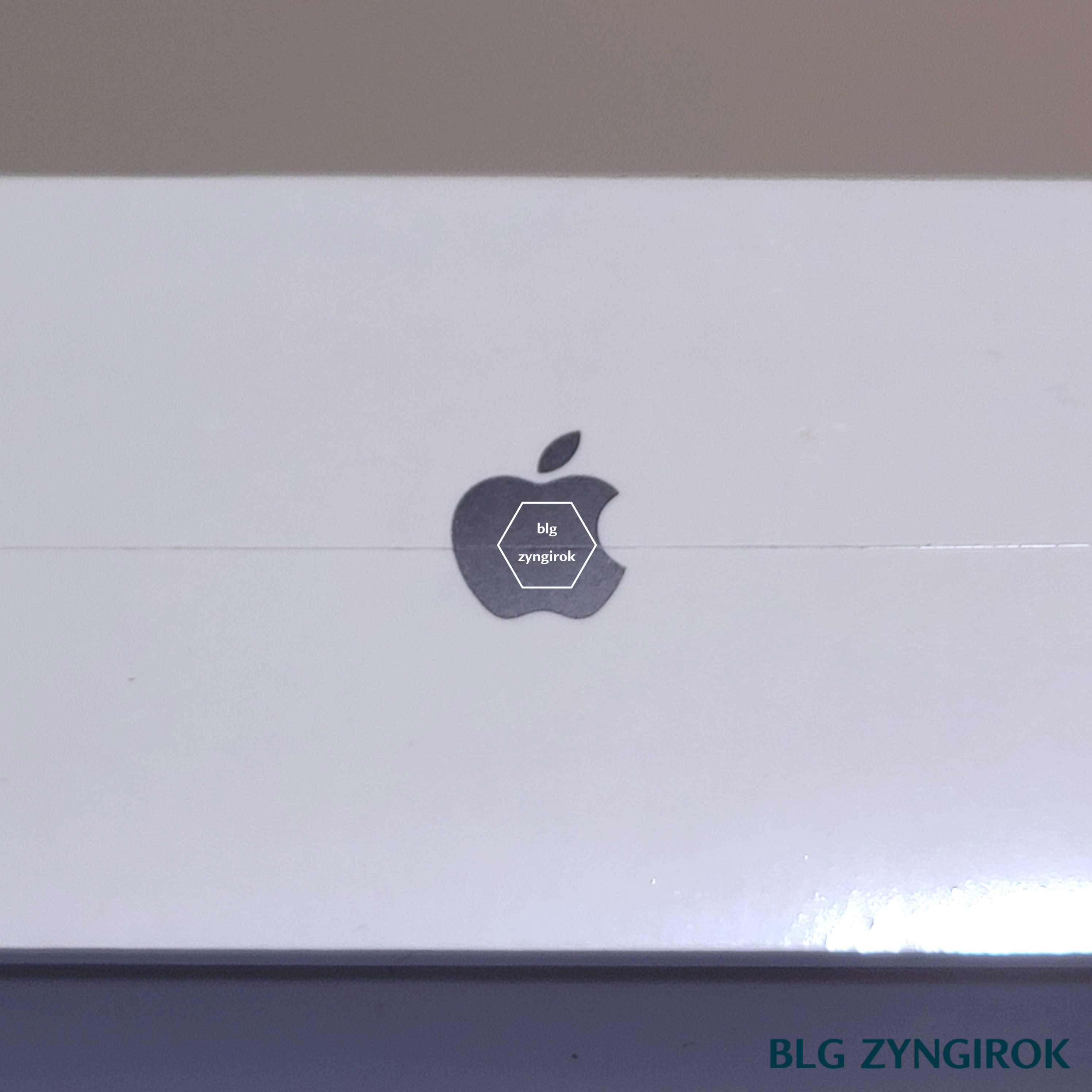 애플상자-위-애플로고