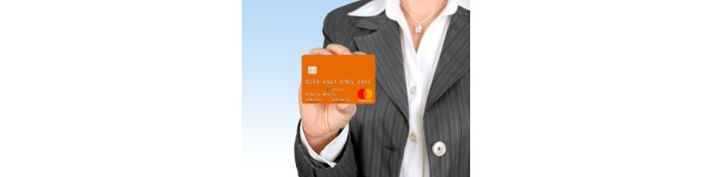 카드-들고-있는-모습