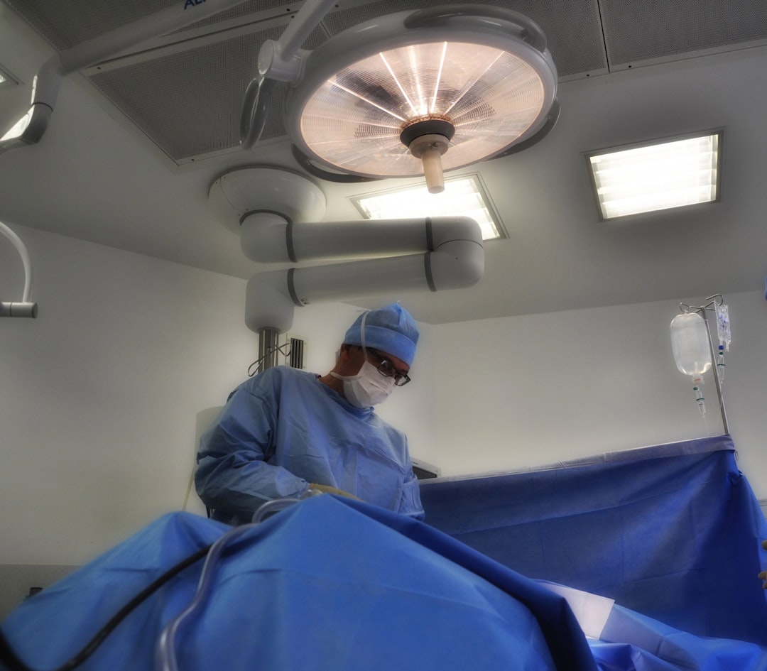 '수술'은 영어로 'surgery'입니다.