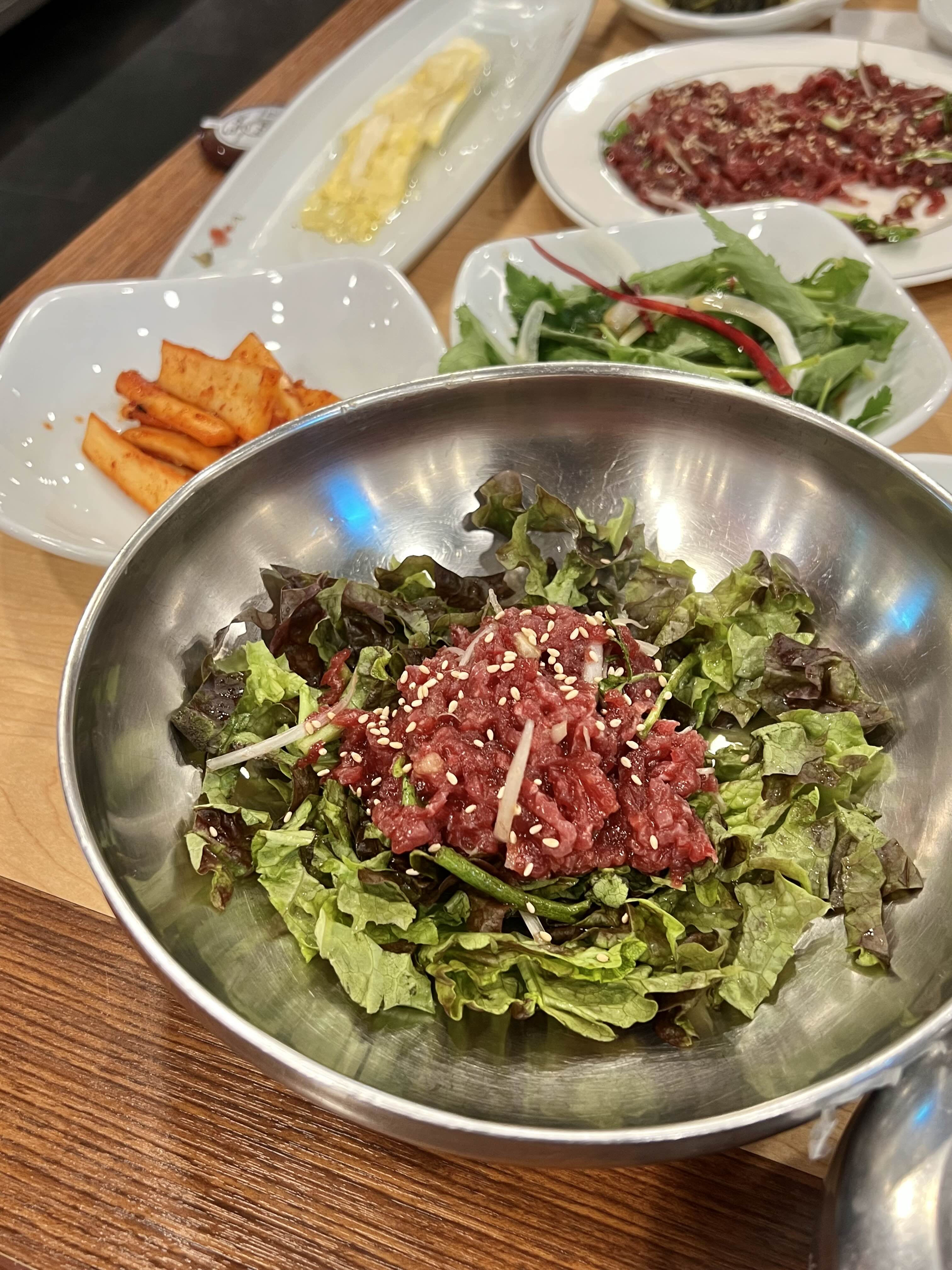 영천영화 육회비빔밥. 고추장 양념 없이 산뜻한 맛.