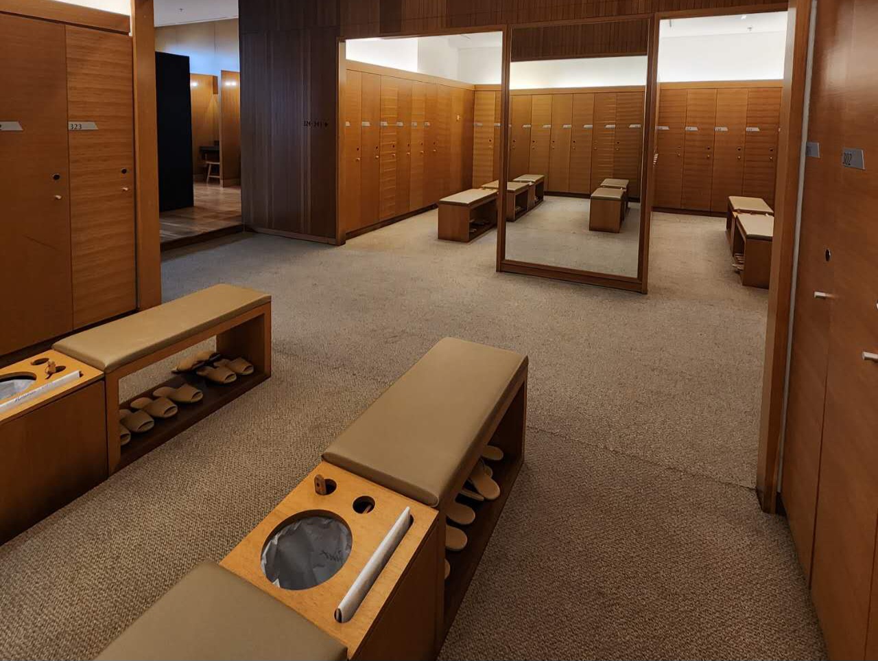 라커룸 내부 매우 깔끔하게 정돈된 모습이다