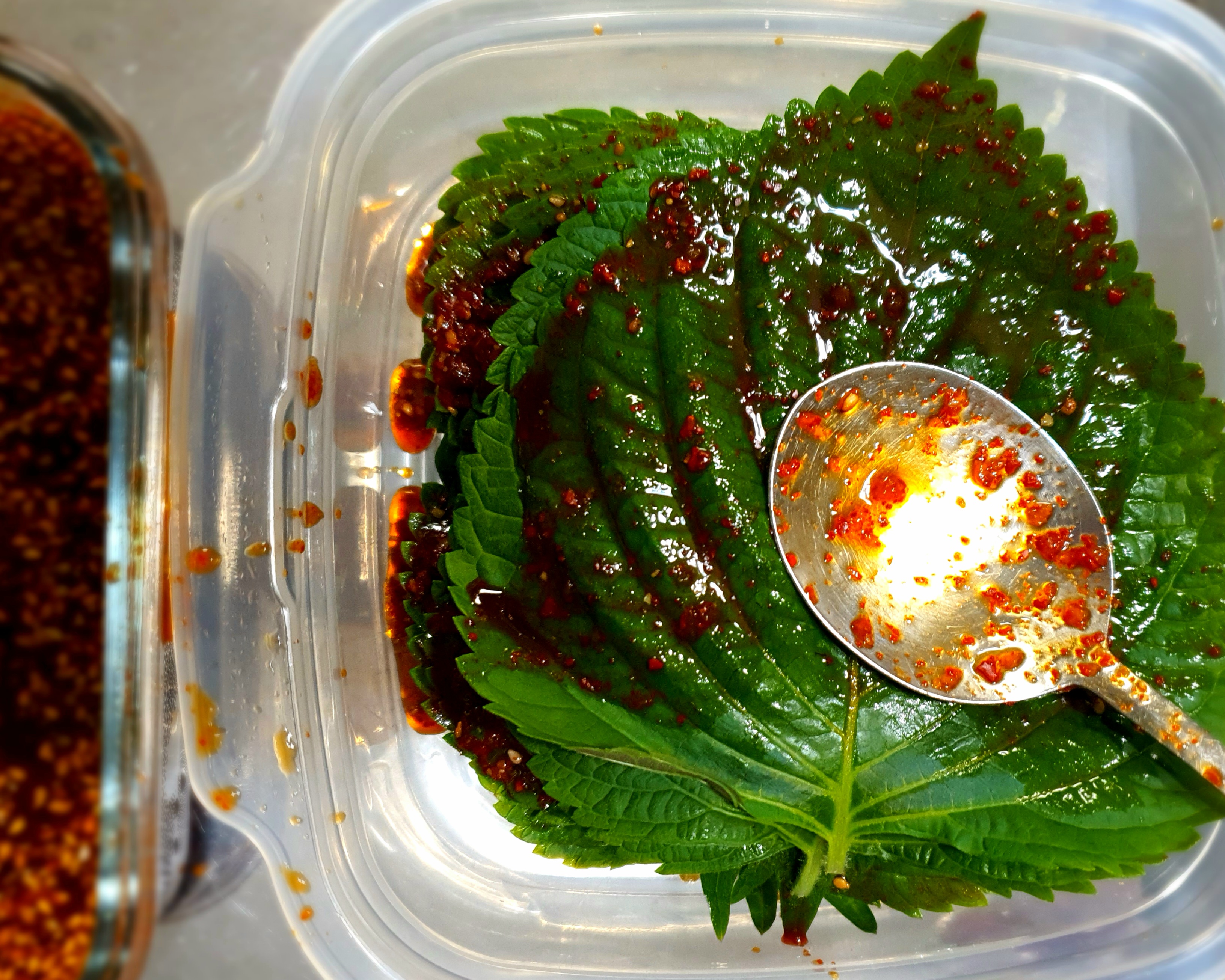 깻잎-한-장-한-장마다-양념을-발라요.