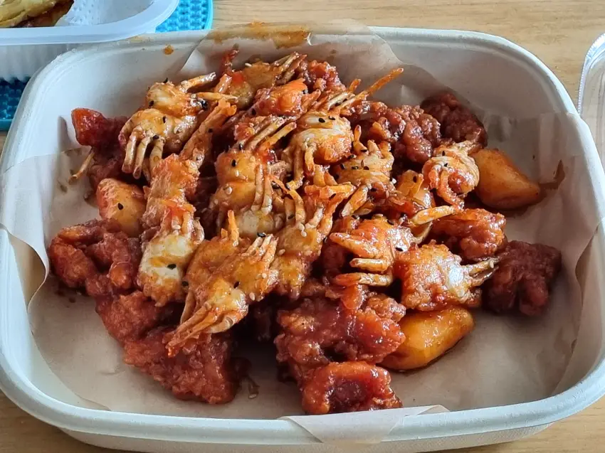 냉장 보관된 대게 닭강정을 막 꺼낸 모습입니다.