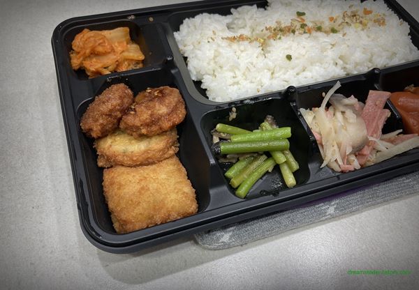 이마트24 편의점 3900 도시락 2023년 3월 반찬 구성(야채 감자 고로케, 해물 완자, 미니 돈까스)