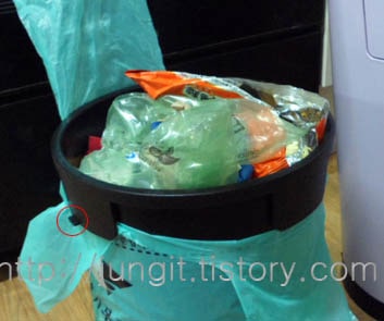 다채움압축쓰레기통 속통 끼우는 방법1
