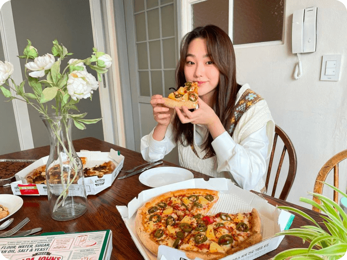 강미나-파파존스-피자먹는모습