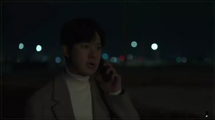 넷플릭스-시리즈-선산-외진곳에서-내연녀와-전화-통화-중인-재석