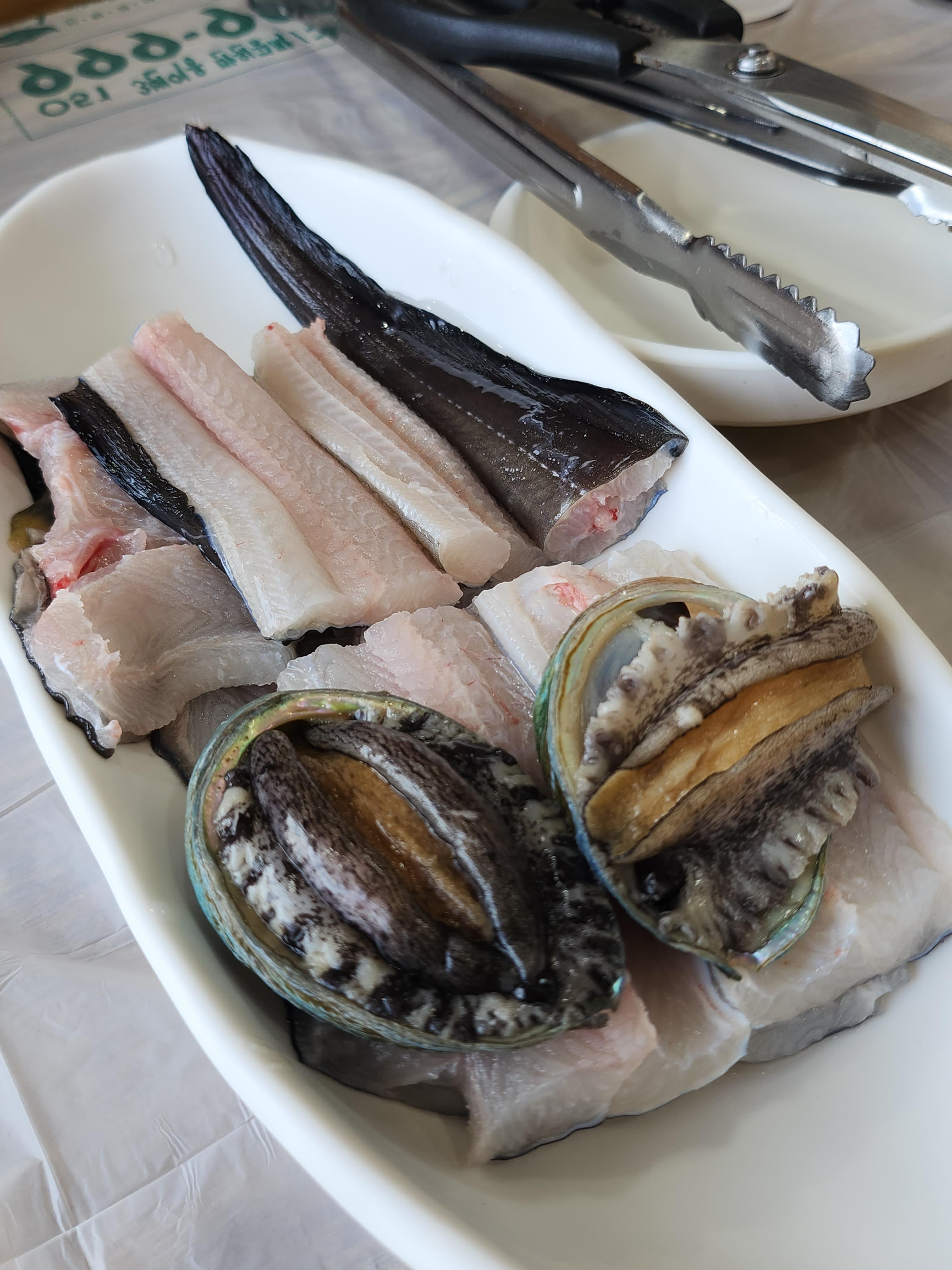 손질잘된 붕장어구이와 전복
