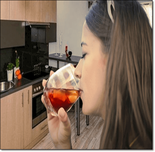 해독 주스 마시는 여성