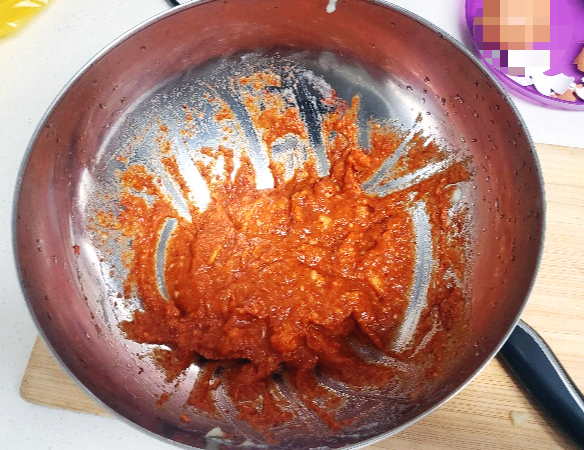 삶은 감자로 밀가루풀 대신해 준비한 양념 혼합