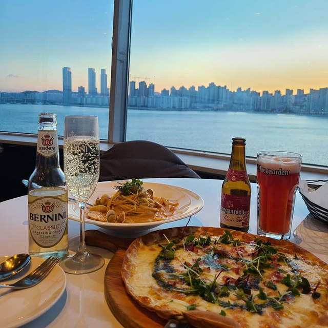 부산 수영구 광안리 맛집 현지인 추천 부산여행 로망스 대영횟집 석화연 수변최고돼지국밥 마담에뽀끄 아메리칸빌리지 진곰탕진해장 오륙도횟집 디에이블 무쇠김치삼겹