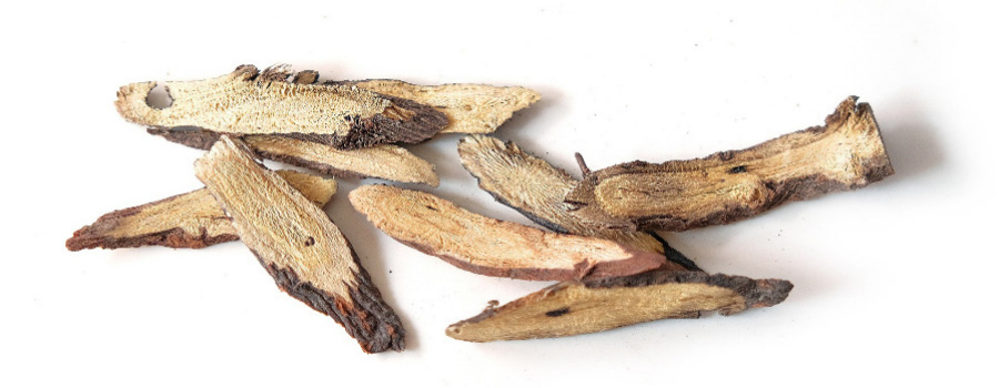 야생에서 채취를 한 감초를 깨끗하게 세척한 후에 편으로 썰어서 건조시킨 것을 하얀 바닥 위에 9개 놓아두고 찍은 사진