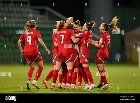 UEFA 여자 유로 2025 조별 경기에서 웨일스의 제스 피슬록이 역사적인 골을 넣은 후 세리머니를 하고 있다